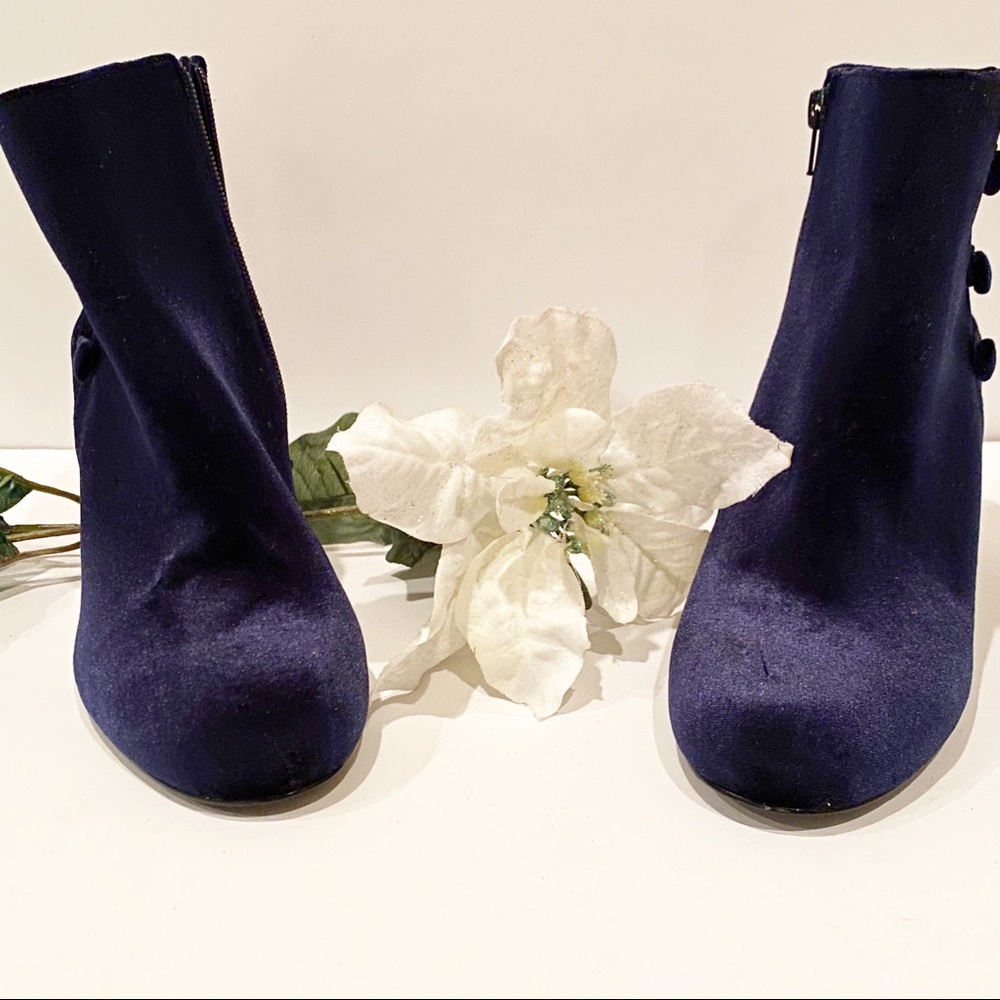 Woman’s royal blue boot size 8